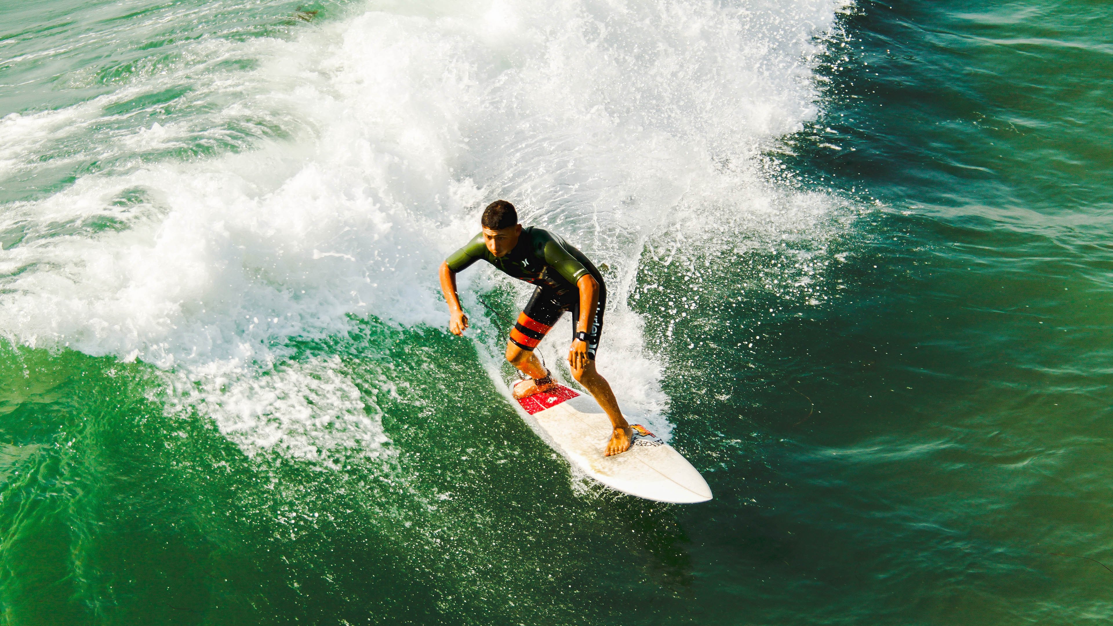 “飘移王者”盛宴：车手们的漂移技巧一览，如何玩漂移车